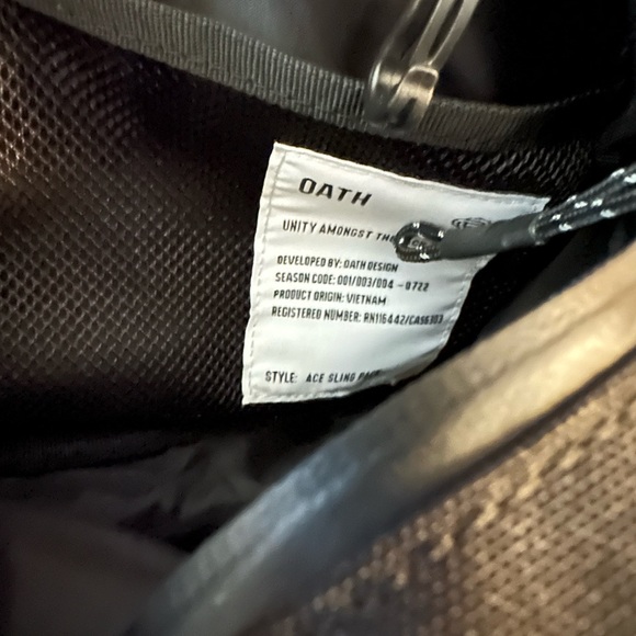 Oath Crossbody Bag Like New - Picture 3 of 3